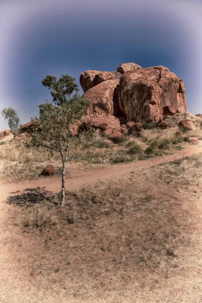 En Australie les rochers de marbre du diable — Photo