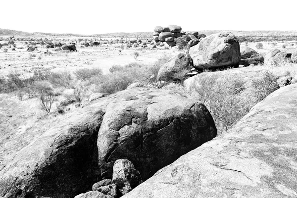 En Australie les rochers de marbre du diable — Photo