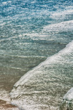 güneş ışığı okyanusta dalga ile