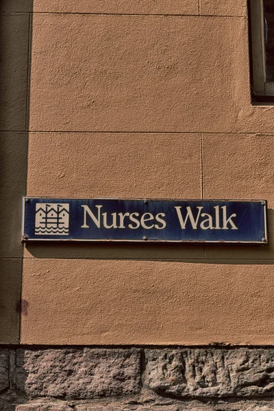 I väggen gå tecken på nursers street — Stockfoto