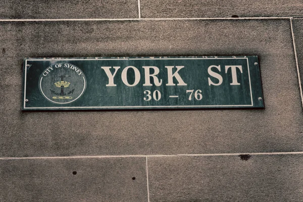 A falon a jele a york street — Stock Fotó