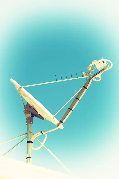 Das Konzept der Technologie mit Satellitenschüssel — Stockfoto