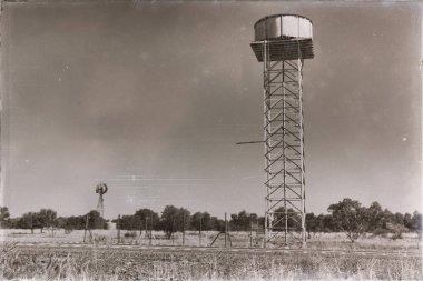  içinde taşra asfalt hattı ve su tankı ile