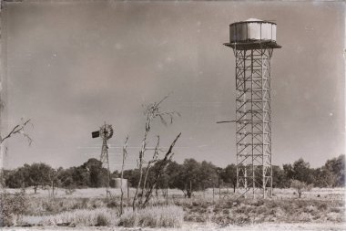  içinde taşra asfalt hattı ve su tankı ile
