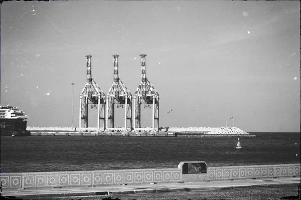 De hemel in de buurt van de haven en de kraan — Stockfoto