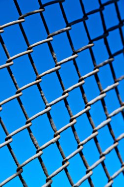 arka planda gökyüzü gibi bir metal ızgara yüzey soyut doku