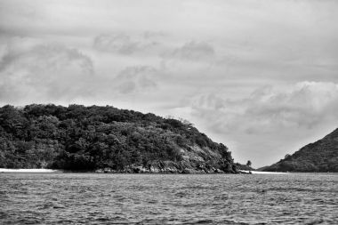 Filipinler 'deki bir tekneden El Nido Palawan yakınlarındaki yılan adasından güzel bir panorama kıyısı denizi ve kaya 