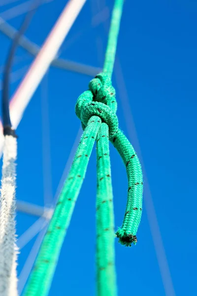 オーストラリアの双胴船で空に古いロープのような抽象的な概念 — ストック写真