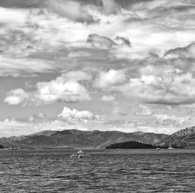 güzel sahil ve deniz, Yılan Adası yakınında el nido palawan Filipinler ile panoramik. bir tekne görüntüleyin. siyah ve beyaz