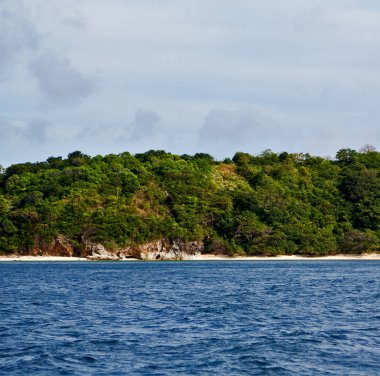 güzel sahil ve deniz, Yılan Adası yakınında el nido palawan Filipinler ile panoramik. bir tekne görüntülemek
