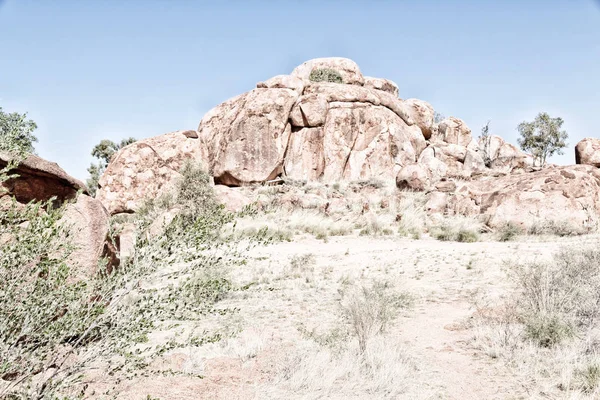 在澳大利亚北部领土上魔鬼大理石的岩石 — 图库照片