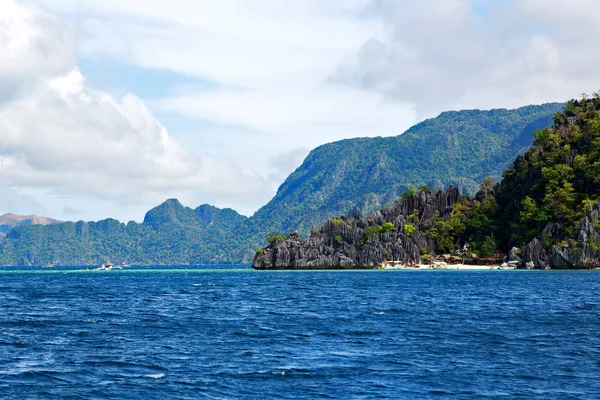 パラワン近くのフィリピンの蛇島のボートから美しいパノラマ海岸線海と岩 — ストック写真
