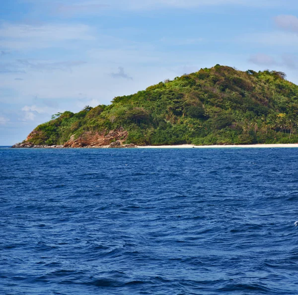 美丽的全景与海岸线和大海 在爱妮岛附近的海岛 巴拉望菲律宾 从船上查看 — 图库照片