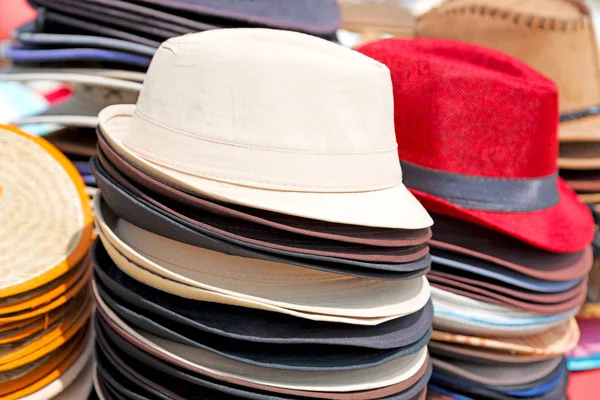 Colorated 帽子服背景の古い市場の多くで — ストック写真