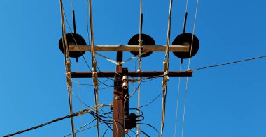 Avustralya açık havada elektrik direği ile güç hattı kavramı