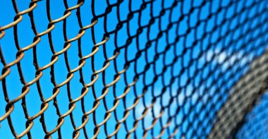 arka planda gökyüzü gibi bir metal ızgara yüzey soyut doku