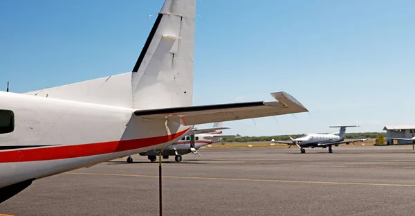 Crains 澳大利亚小受欢迎的飞机停泊在机场 — 图库照片