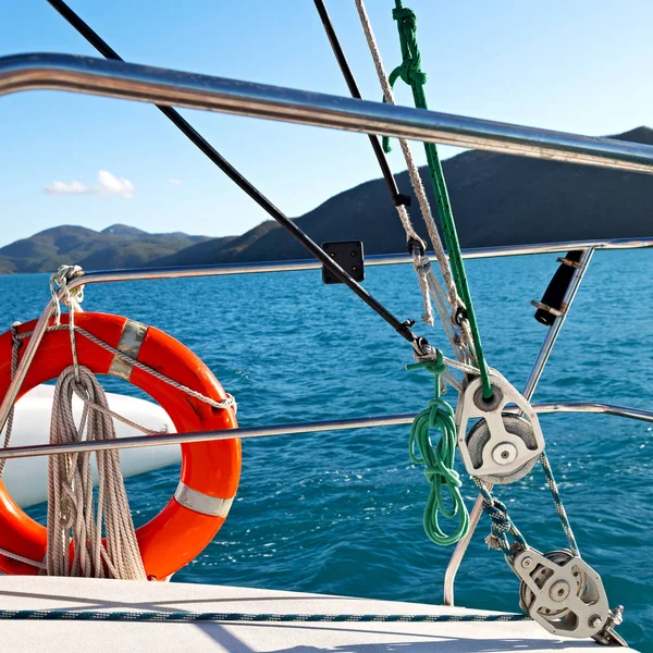 安全の概念 海でボートで救命浮輪 — ストック写真