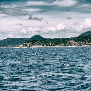 Filipinler 'deki bulanıklık, teknenin ve Pasifik Okyanusu' nun arka planının manzarası.