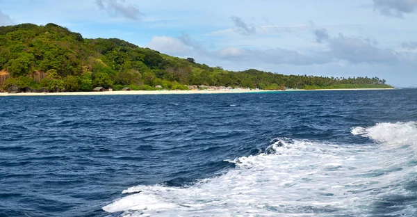 Rozmycia Filipinach Widok Łodzi Pacyfiku Ocean Góry Tło — Zdjęcie stockowe