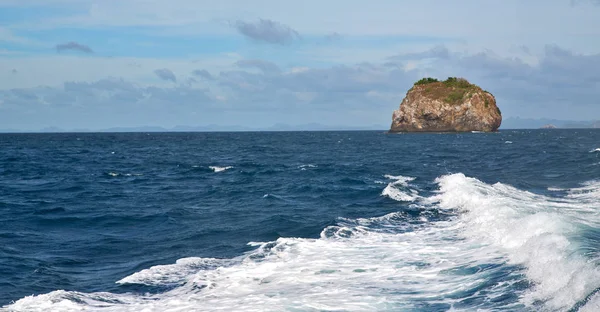 フィリピンではボートからの眺めと太平洋の山の背景をぼかす — ストック写真
