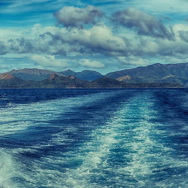 Borrão Filipinas Uma Vista Barco Oceano Pacífico Fundo Montanha — Fotografia de Stock