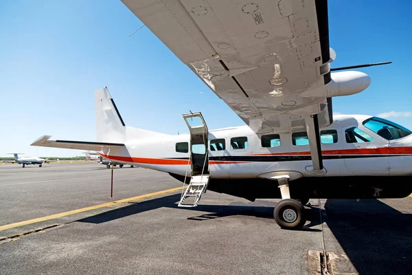 Crains Austalia Weinig Populaire Vliegtuig Parkeren Luchthaven — Stockfoto