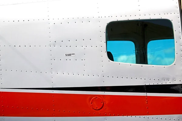 비행기는 공항에 주차의 Crains Austalia 창에서 — 스톡 사진