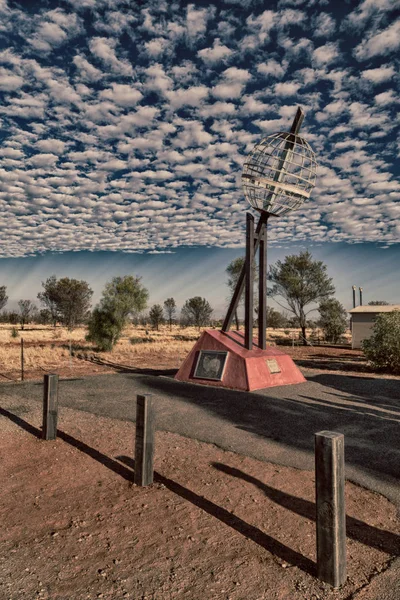 Australië Het Monument Van Steenbokskeerkring Wolken — Stockfoto