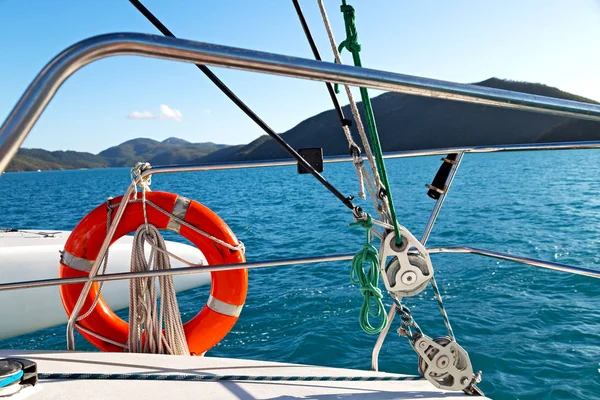 Das Konzept der Sicherheit im Ozean mit Rettungsring — Stockfoto