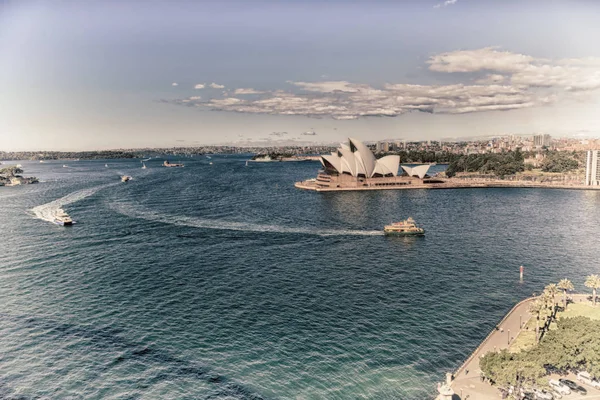 AUSTRALIA, SYDNEY-CIRCA AGOSTO 2017-ópera y el barco — Foto de Stock