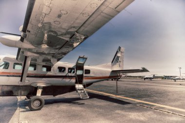 küçük popüler uçak havaalanında otopark 