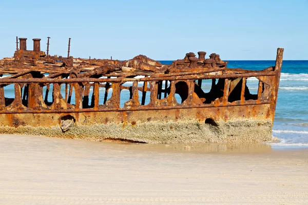 Das antike rostige und beschädigte Boot und die Korrosion — Stockfoto