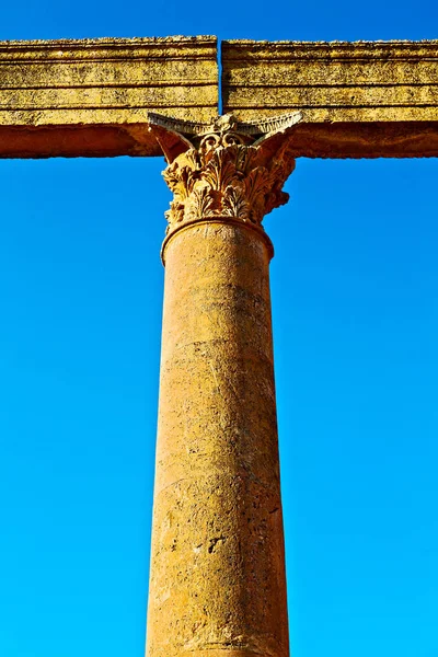 Die antike Säule und die archäologische Stätte klassisches Erbe — Stockfoto