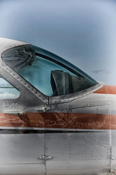 Parken im Flughafenfenster eines wenig beliebten Flugzeugs — Stockfoto