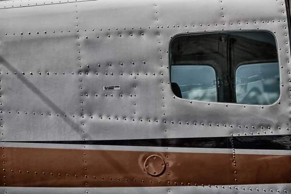 Küçük popüler uçak Havaalanı penceresinde otopark — Stok fotoğraf
