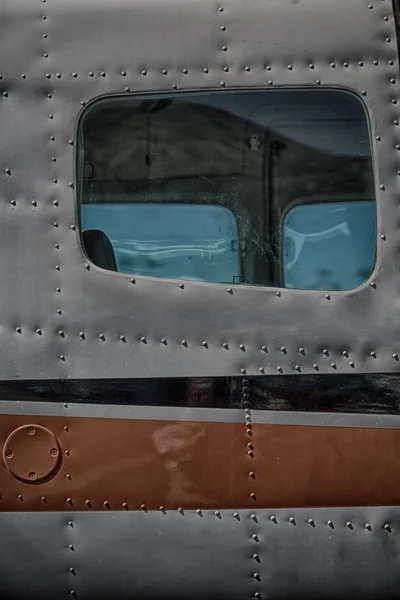 Parkeren in het venster van de luchthaven van weinig populaire vliegtuig — Stockfoto