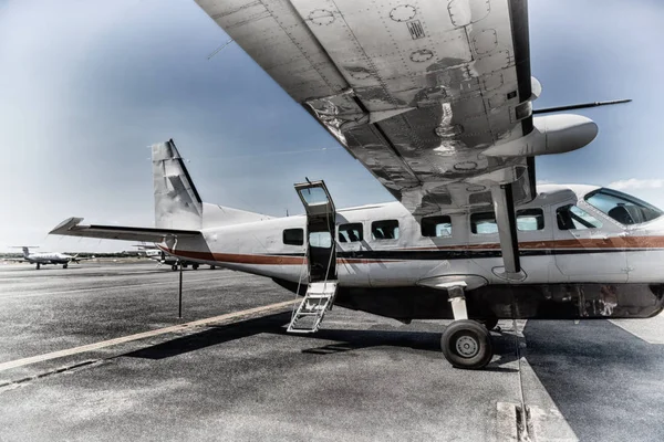 Parkeren in de luchthaven weinig populaire vliegtuig — Stockfoto