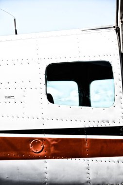 küçük popüler uçak Havaalanı penceresinde otopark