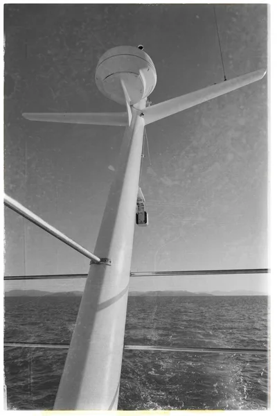 In the clear empty sky the catamaran radar — Stock Photo, Image