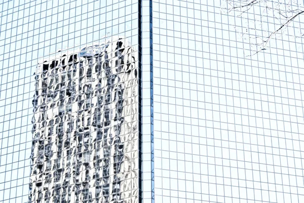 Il riflesso del grattacielo nella finestra — Foto Stock
