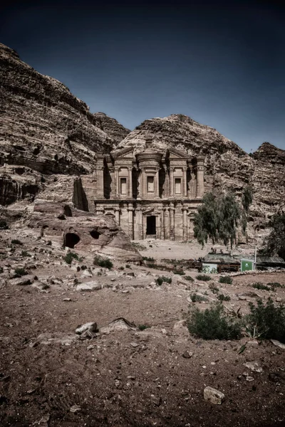 El sitio antiguo de petra en Jordania el monasterio — Foto de Stock