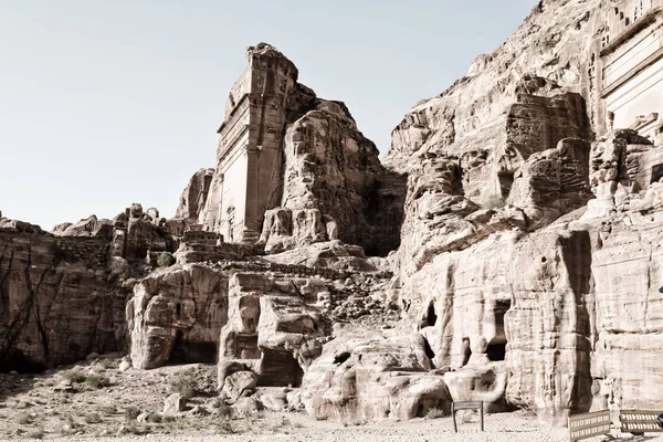 Tumba en el sitio antiguo de petra en Jordania — Foto de Stock