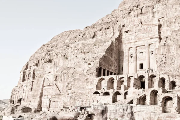 Tumba en el sitio antiguo de petra en Jordania — Foto de Stock