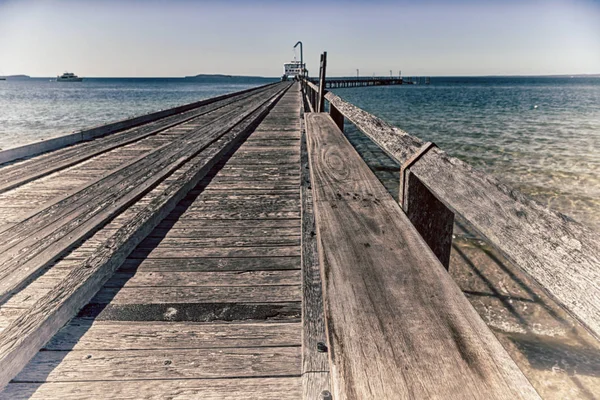 Il vecchio porto di legno come concetto di vacanza — Foto Stock