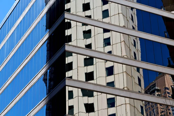 在悉尼的摩天大楼在窗口的反射像抽象背景 — 图库照片
