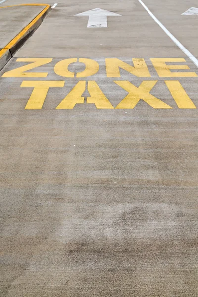 Die in den Asphalt gemalte Linie für die Taxizone — Stockfoto