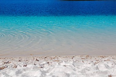 kavramı relax yakınındaki kıyı şeridi temiz suda