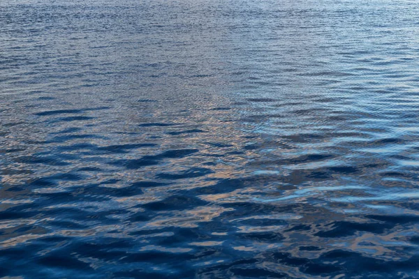 O conceito de relaxar no reflexo do mar do sol dourado — Fotografia de Stock