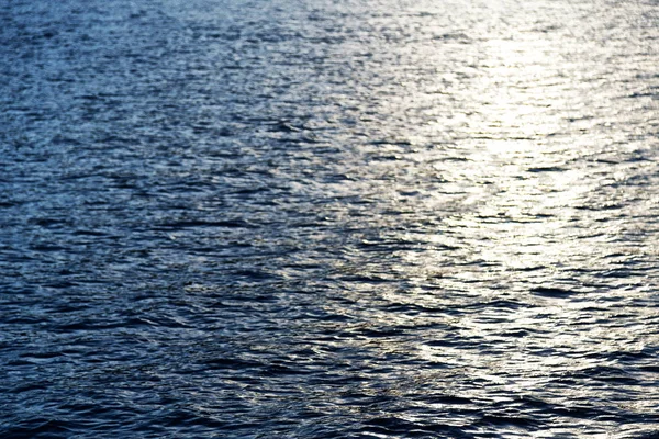 Das Konzept der Entspannung im Meeresreflex der goldenen Sonne — Stockfoto